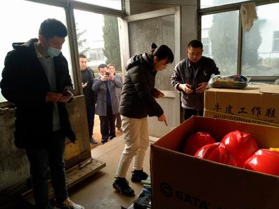 調整大小 3.區人社局杜秀麗主任現場查看勞保用品管理情況.jpg 調整大小 3.區人社局杜秀麗主任現場查看勞保用品管理情況.jpg